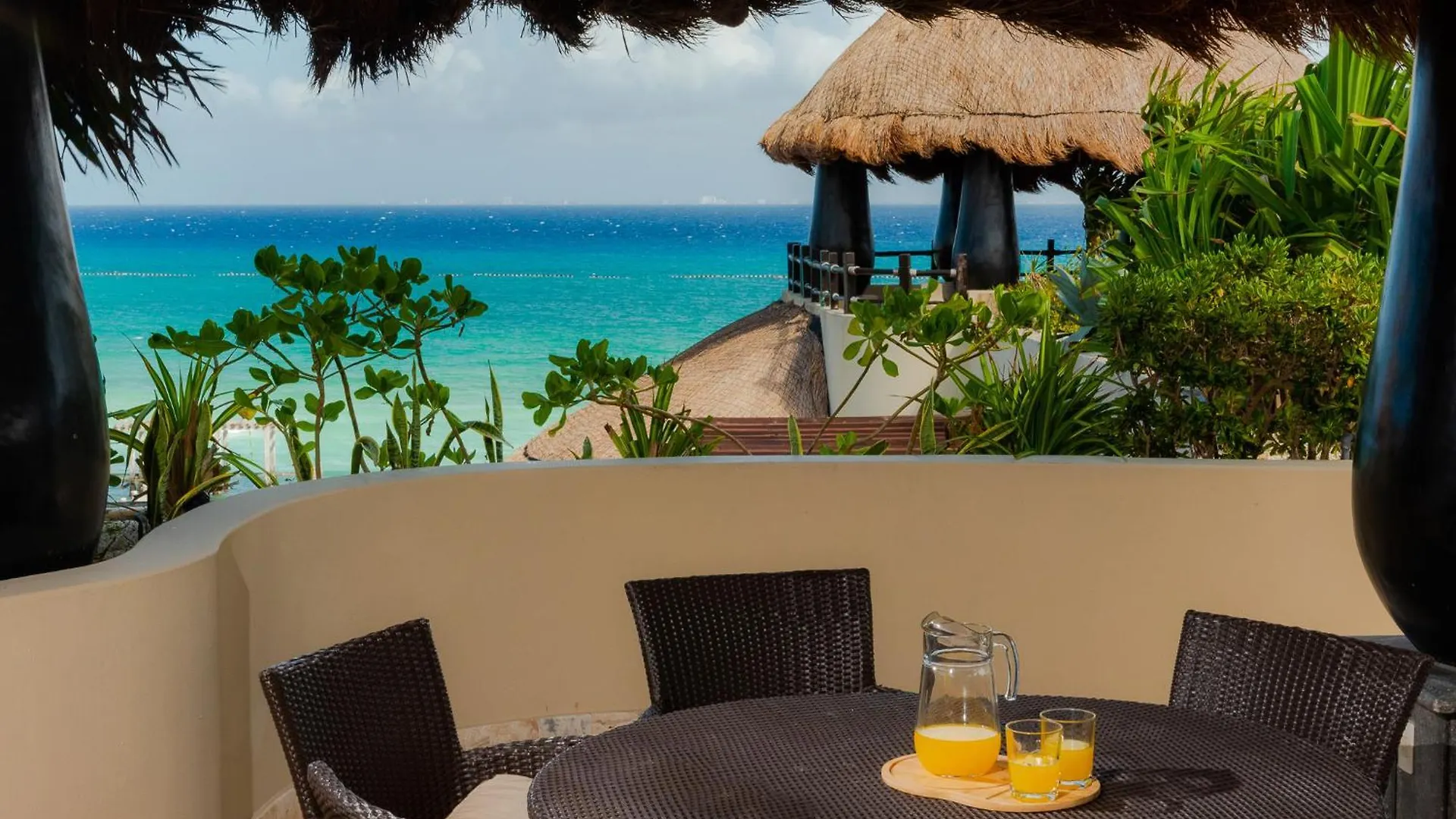 El Taj Oceanfront And Beachside Condo Hotel Playa del Carmen 4*,