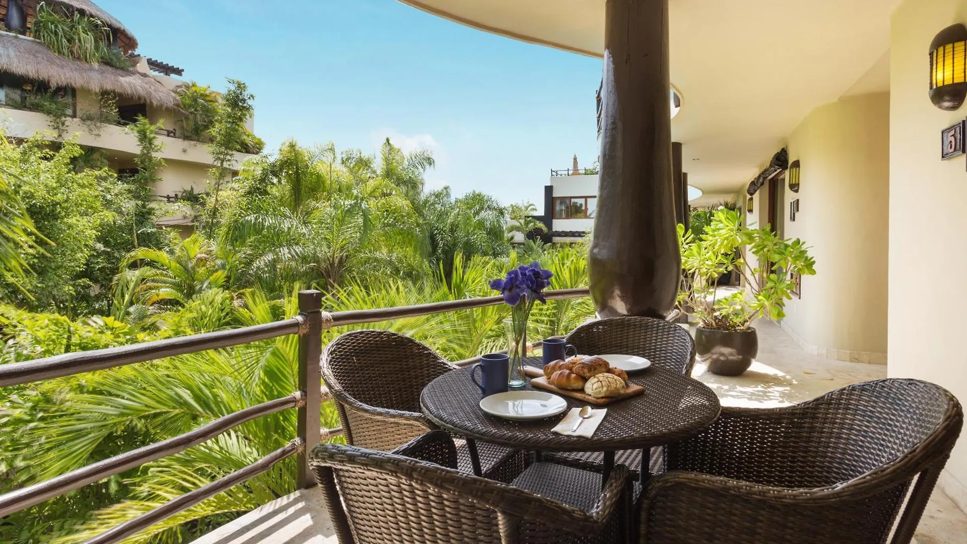 El Taj Oceanfront And Beachside Condo Hotel Playa del Carmen